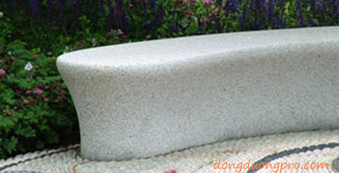 Ghế chất liệu granito đặt cạnh vườn hoa - Điểm nhấn trong một khu vườn hiện đại